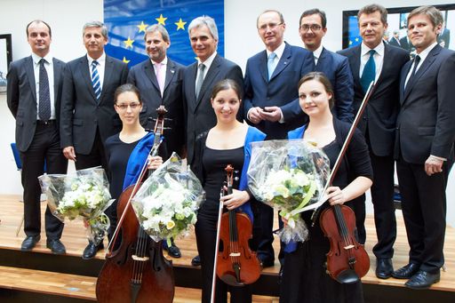  http://www.apa-fotoservice.at/galerie/2963
v.l.n.r. Leiter des Informationsbüros des EU-Parlamentes in Österreich Georg Pfeifer, Vizekanzler Michael Spindelegger, EU-Kommissar Johannes Hahn, Bundeskanzler Werner Faymann, Vizepräsident des EU-Parlamentes Othmar Karas, Vertreter der EU-Kommission in Österreich Richard Kühnel, Staatssekretär im Außenministerium Wolfgang Waldner und Staatssekretär im Bundeskanzleramt, Josef Ostermayer