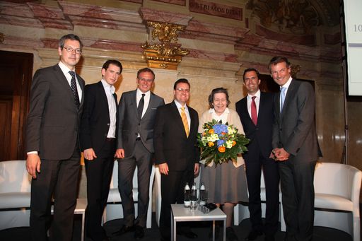 Top-Experten auf 10. Coface Country Risk Conference (v.l.n.r.): Peter Bofinger (Mitglied im Rat der Wirtschaftsweisen), Sebastian Kurz (Staatssekretär für Integration), Armin Wolf (ORF-Anchorman), Rowan Gibson (Business Strategist), Ute Bock (Verein Flüchtlingsprojekt Ute Bock), Oliver Krupitza (Country Manager Coface Austria) und Christian Ohswald (Leiter Raiffeisen Private Banking).