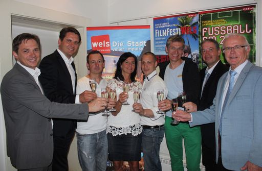 v. l. n. r.: Wels Marketing & Touristik GF Peter Jungreithmair, Stadtrat Peter Lehner, Roland Aigner (Tom Yam), Astrid Oliva Wolf (Restaurant Olivi), Robin Peter (Marlon), Robert Steinheimer (Levinsky), Obmann Tourismusverband KommR. Helmut Platzer, Bürgermeister Dr. Peter Koits freuen sich schon auf den "Urlaub zuhause" beim FilmfestiWels