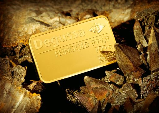  100 g Degussa Goldbarren, Die Degussa Barren werden von Scheideanstalten in der Schweiz hergestellt, die bei der London Bullion Market Association LBMA zertifiziert sind und so höchste Standards an Reinheit und Qualität garantieren. Degussa Goldhandel, Frankfurt. Die Verwendung dieses Bildes ist für redaktionelle Zwecke honorarfrei. Veröffentlichung bitte unter Quellenangabe: "Degussa Goldhandel GmbH"