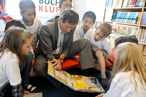 Dr. Karlheinz Töchterle mit Schülerinnen und Schülern der Volksschule Johann Hoffmann in Wien-Meidling bei der Übergabe des Wissens-Trolleys