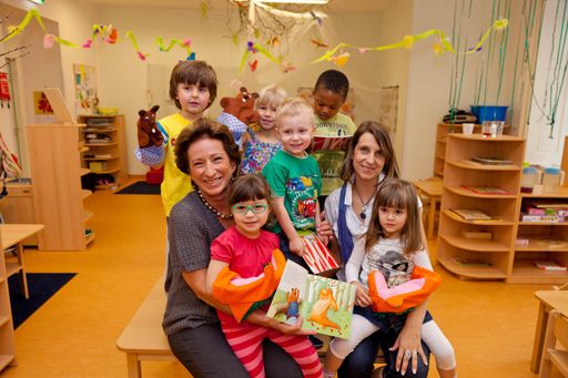 Obfrau KommR Römer und Kindergartenleiterin Hromatko mit Kindern bei der Präsentation des Kinderbuches "Zirkus!".