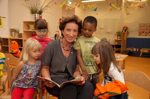 Vorschau Bild von Obfrau KommR Römer mit Kindern bei der Präsentation des Kinderbuches "Zirkus!".
