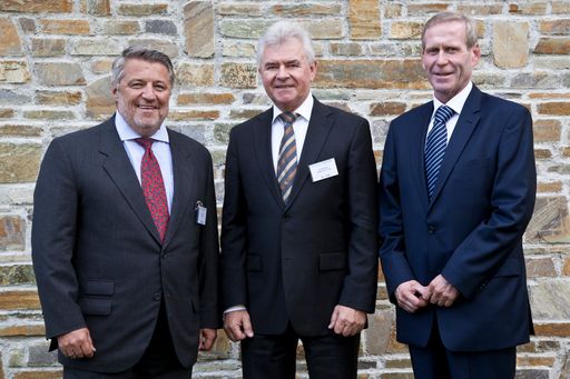 v.l.n.r.: KR Otto Ordelt, Geschäftsführer der Knauf GmbH, Ing. Josef Gruber, Präsident des ÖFV und KR Franz Hartmann, Vertriebsdirektor von Saint-Gobain Isover.