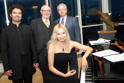 http://www.apa-fotoservice.at/galerie/2971
Im Bild v.l.n.r.: Luca Lombardo, Sänger & Violinist, Dr. Günter Geyer, Vorstandsvorsitzender Wiener Städtische Versicherungsverein, Petra Pogády, Pianistin und Univ. Prof. DDr. Wolfgang Graninger, Arzt