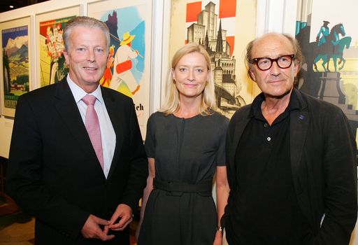 http://www.apa-fotoservice.at/galerie/2970
Im Bild v.l.n.r.: Reinhold Mitterlehner (Bundesminister für Wirtschaft, Familie und Jugend), Johanna Rachinger (Generaldirektorin der Österreichischen Nationalbibliothek) und Miguel Herz-Kestranek (Künstler, Schriftsteller und Schauspieler)