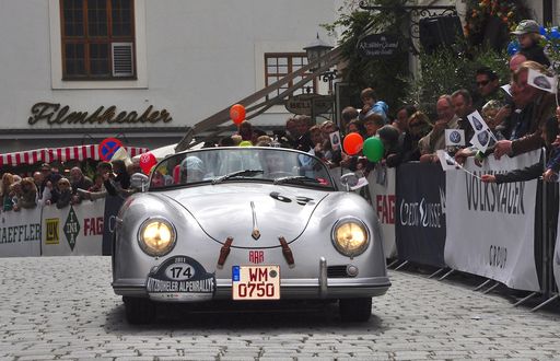 Vorschau Bild von 25. Kitzbüheler Alpenrallye. Tausende Zuschauer werden auch heuer wieder zur abschließenden Fahrzeugparade in der Kitzbüheler Innenstadt erwartet. Ein Schaulaufen der schönsten Classic Cars aus sieben Jahrzehnten.