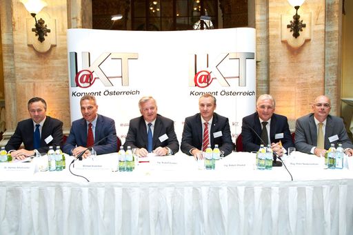 http://www.apa-fotoservice.at/galerie/2973/
Im Bild v.l.n.r.: Dr. Hannes Ametsreiter, CEO A1 und Telekom Austria Group, Michael Krammer, CEO Orange Austria, Präsident Ing. Rudolf Kemler, CEO Hewlett-Packard Österreich, Ing. Robert Chvátal, CEO T-Mobile Österreich, Mag. Peter Niederleithner, CEO Raiffeisen Informatik Consulting und Ing. Harald Leitenmüller, CTO Microsoft Österreich