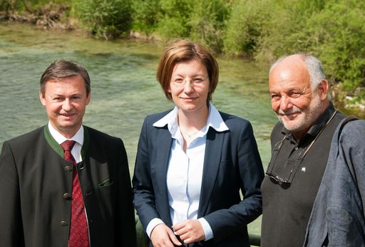 http://www.apa-fotoservice.at/galerie/2969
Im Bild v.l.n.r.: Ing. Leopold Hofbauer (Bürgermeister Opponitz), Dipl.-Ing. Dr. Susanna Zapreva (Geschäftsführerin Wien Energie), Univ. Prof. Dr. Mathias Jungwirth (Universität für Bodenkultur (BOKU Wien))