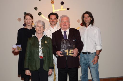 http://www.apa-fotoservice.at/galerie/2975 Im Bild vorne Frau Melitta Rogner, KR Robert Rogner, 2. Reihe v.l.n.r.: Frau Dir. Melanie Franke, Robert Rogner, Emmerich Weißenberger
