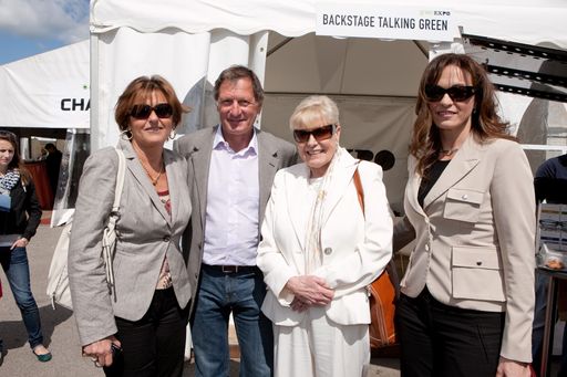 greenEXPO-Botschafter Franz Klammer mit Friedensnobelpreisträgerin Betty Williams bei der greenEXPO12 auf dem Wiener Heldenplatz (ganz links: Laura Kiss, World Centers of Compassion for Children Italien, ganz rechts: Deborah Williams, Betty Williams Tochter)