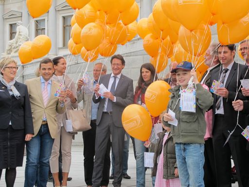 Am 15. Mai ist der internationale Tag der Familie. Das BZÖ hat anlässlich dieses 1993 durch UN-Resolution festgelegten Tages in einer Aktion vor dem Parlament Luftballons mit Wünschen an die Politik in den Himmel steigen lassen.