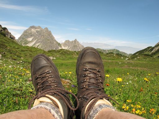 Im Sommer zieht es viele Österreicher zur Bewegung ins Freie. Dabei vergessen die meisten jedoch eines: Langes Tragen und Schwitzen in den Sportschuhen fördert die Entstehung von Nagelpilz. Weil die Behandlung langwierig ist, zählt effektive Prävention. Mit Nailner(R) Nagelpilz-Stift oder Spray haben die Pilze keine Chance.