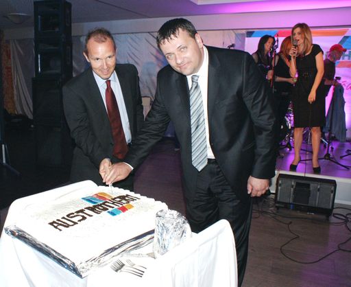 Vorschau Bild von Peter Schmid (Geschäftsführer und Eigentümer Austrotherm Gruppe) und Slavisa Gajic (Geschäftsführer Austrotherm Bosnien ) beim Anschnitt der Jubiläumstorte.