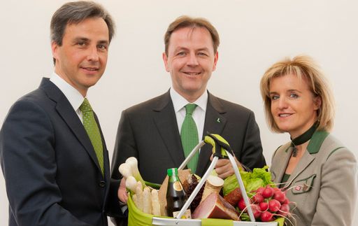 (v.l.n.r.): Grazer Bürgermeister Mag. Siegfried Nagl, Landwirtschaftsminister DI Niki Berlakovich und die Obfrau der GENUSS REGION ÖSTERREICH Margareta Reichsthaler im Rahmen der Veranstaltung "MarktGenuss in Graz".