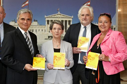 Personen v.l.n.r.: Bundeskanzler Werner Faymann, Nationalratspräsidentin Mag. Barbara Prammer, Univ.-Prof. Dr. Hubert Pehamberger (Österr. Ges. f. Dermatologie), Doris Kiefhaber (Österr. Krebshilfe)