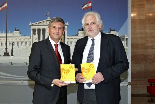 Vorschau Bild von Personen v.l.n.r.: Vizekanzler Dr. Michael Spindelegger, Univ.-Prof. Dr. Hubert Pehamberger (Österr. Ges. f. Dermatologie)