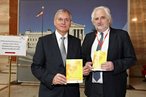 Vorschau Bild von Personen v.l.n.r.: Gesundheitsminister Alois Stöger, Univ.-Prof. Dr. Hubert Pehamberger (Österr. Ges. f. Dermatologie)