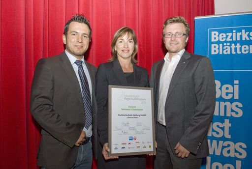 Sieger in der Kategorie Tourismus und Gastronomie: Fachhochschule Salzburg GmbH mit "eTourism Fitness". Christoph Bachleitner (Raiffeisen Salzburg) übergab den Preis an Dr. Doris Walter (Geschäftsführerin FH Salzburg) und Dr. Mario Jooss (Leiter Tourismusfor-schung, Studiengang Innovation und Management im Tourismus).
