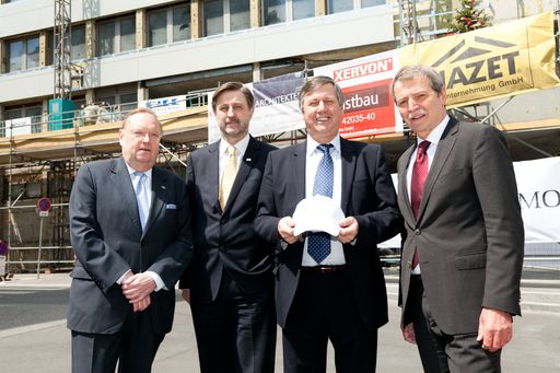 http://www.apa-fotoservice.at/galerie/2983
Im Bild v.l.n.r.: Komm.Rat. Ing. Hans Pöcho (Geschäftsführer HAZET Bauunternehmung), Dr. Bruno Ettenauer (CEO CA Immo), Erich Hohenberger (Bezirksvorsteher Landstraße), Bernhard H. Hansen (CTO CA Immo)