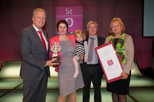 Vorschau Bild von Wirtschafts- und Familienminister Reinhold Mitterlehner mit den Staatspreisgewinnern von der Tischlerei Wegerer (Kategorie 11-50 MA)