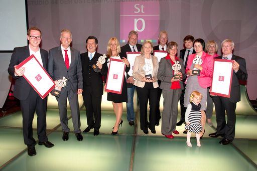 Wirtschafts- und Familienminister Reinhold Mitterlehner mit den Vertretern aller fünf Staatspreis-Gewinner