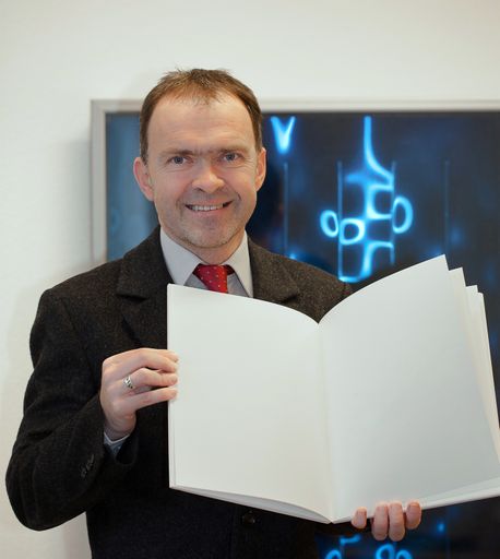 Austria Solar Geschäftsführer Roger Hackstock mit dem ersten solarbetriebenen Jahresbericht