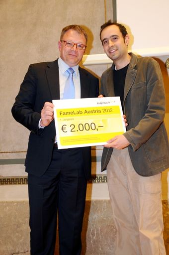 Alf Netek, CMO der Kapsch Group überreicht Gewinner Didac Carmona den ersten Preis.