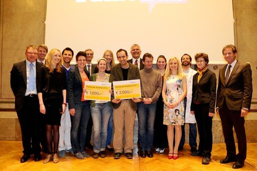 Vorschau Bild von Die Jury sowie alle Teilnehmerinnen und Teilnehmer freuen sich mit den Gewinnern.