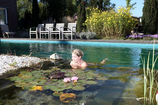 Ob Schwimmteich oder Naturpool - die Planung und Umsetzung überzeugender Wasserwelten mit biologisch gereinigtem Wasser erfordert ein hohes Maß an Know-how und Erfahrung. Weiterer Text über ots und auf http://www.presseportal.ch. Die Verwendung dieses Bildes ist fuer redaktionelle Zwecke honorarfrei.
Veroeffentlichung unter Quellenangabe: "ots.Bild/POOL FOR NATURE - Die Schwimmteichbauer eG".