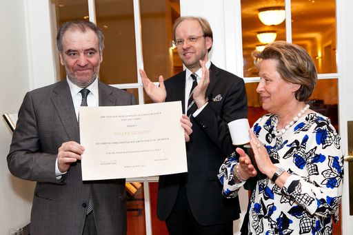 http://www.apa-fotoservice.at/galerie/2987
Im Bild v.l.n.r.: Valery Gergiev (Dirigent und neues Ehrenmitglied der Wiener Konzerthausgesellschaft), Bernhard Kerres (Intendant Wiener Konzerthaus), Theresa Jordis (Präsidentin der Wiener Konzerthausgesellschaft)