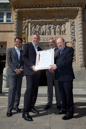 v.l.n.r. Ing. Mag. Horst Ebner, DI Dr. Karl Wolfgang Stanzel (beide Vorstandsmitglieder oekostrom AG), DI Peter Kroiss (Auditor TÜV AUSTRIA), DI Dr. Hugo Eberhardt (Vorstandsvorsitzender TÜV AUSTRIA)