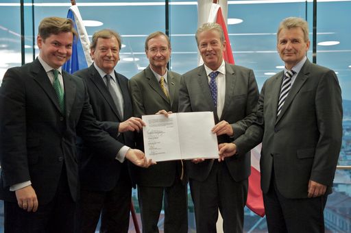 Wirtschafts- und Familienminister Reinhold Mitterlehner (2.v.r.) unterzeichnete gemeinsam mit IV-Generalsekretär Christoph Neumayer, AK-Präsident Herbert Tumpel, WKÖ-Präsident Christoph Leitl, und ÖGB-Präsident Erich Foglar (v.l.n.r.) die Charta "Vereinbarkeit Familie und Beruf"