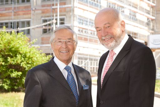 Vorschau Bild von SZA -Präsident Alfred Freunschlag (re) über GF Michael Hahn: "Sein hoher technischer und betriebswirtschaftlicher Erfahrungsschatz wird die SZA als österreichischen Kompetenzträger der Schweiß- und Verbindungstechnik weiterentwickeln."