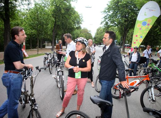 Umweltminister Niki Berlovich mit JournalistInnen beim Test umweltschonender und klimafreundlicher Verkehrsmittel