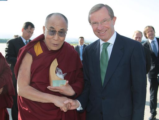 Seine Heiligkeit der 14. Dalai Lama, Vorsitzender des AR LH-Stv. Dr. Wilfried Haslauer (von links)