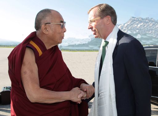 Vorschau Bild von Seine Heiligkeit der 14. Dalai Lama, Vorsitzender des AR LH-Stv. Dr. Wilfried Haslauer (von links)