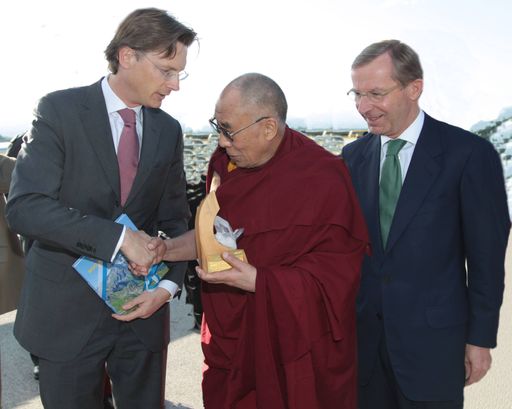 Vorschau Bild von GD Dr. Johannes Hörl, Seine Heiligkeit Dalai Lama, Vorsitzender des AR LH-Stv. Dr. Wilfried Haslauer (von links)