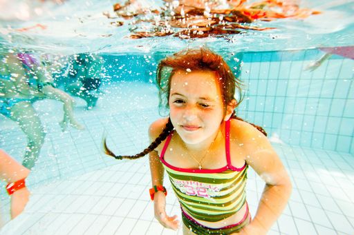 Hauptsujet Burgenland Tourismus Kind unter Wasser.