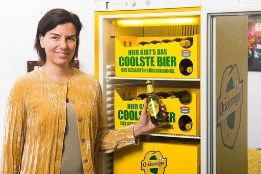  C. Wenckheim & Bierrutsche: Oben warm rein, unten kalt raus: Brauerei-Chefin Christiane Wenckheim präsentiert  die Ottakringer Bierrutsche, die erfrischendste Innovation seit der Erfindung des Kühlschranks.