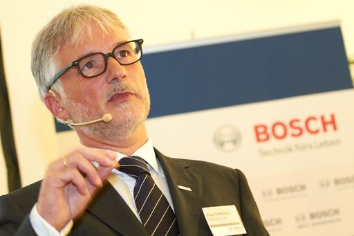 http://www.apa-fotoservice.at/galerie/2998
Im Bild Dipl.oec. Klaus Huttelmaier (Alleinvorstand der Robert Bosch AG und Repräsentant der Bosch-Gruppe in Österreich)