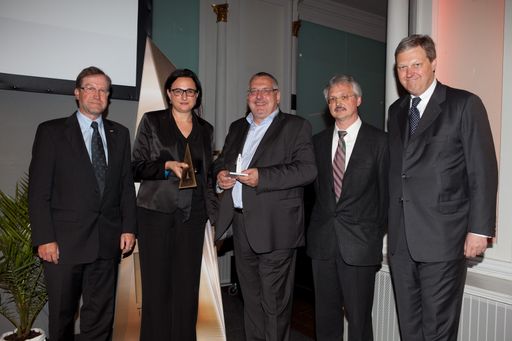 Vorschau Bild von Friedrich Hinterschweiger (Spartenobmann Wirtschaftskammer Steiermark), Barbara und Toni Hubmann (Toni's Handels GmbH), Franz Waltl (GF Caritas Steiermark), Nikolaus Juhasz (Leiter BKS Bank-Direktion Steiermark)