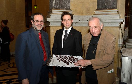 Christian Köberl (links), Daniel Spoerri (rechts) und das Spoerri-Käfer-Dessert vom Schwarzen Kameel.
