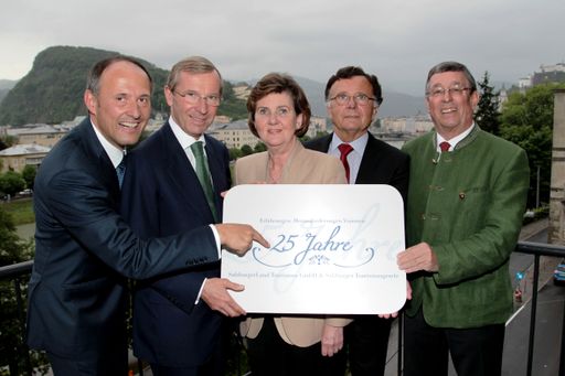Zahlreiche Gäste aus Tourismus, Politik und Wirtschaft waren erschienen, um am 22. Mai im Loft Salzburg das 25-Jahr-Jubiläum der SLTG und des Salzburger Tourismusgesetzes  zu feiern. Im Bild Leo Bauernberger, MBA (GF SLTG), LH-Stv. Dr. Wilfried Haslauer, Dr. Helga Rabl-Stadler (Präsidentin der Salzburger Festspiele), Dr. Arno Gasteiger (ehemaliger Wirtschafts- und Finanzreferent & Aufsichtsratsvorsitzender der SLTG) und Dr. Peter Weixelbaumer (ehemaliges Mitglied der SLTG-Unternehmensleitung).