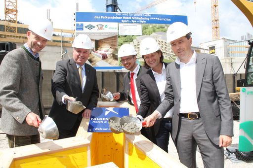v.li: BM Jürgen Winter, LH Stv. Hermann Schützenhöfer, Planai GF Mag. Ernst Trummer, Ing. Günther Lederhaas von Granit und Dr. Otmar Michaeler, CEO Falkensteiner Michaeler Tourism Group freuen sich auf das neue Hotel.