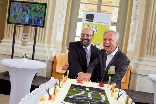 Gerhard Rodler, Chefredakteur Immobilien Magazin und Reinhard Einwaller, Geschäftsführer epmedia Werbeagentur GmbH und Immobilien Magazin schneiden die Geburtstagstorte an.