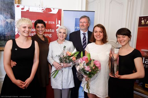  Appassionato 2012-Siegerinnen Susanne Rosenlechner, Anna Feldbein, Annelie Sachs und Maggy Sperl von fiveseasons mit Kammerschauspielerin Maresa Hörbiger und oeticket.com-Geschäftsführer Andreas Egger.