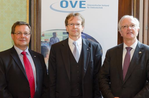 Vorschau Bild von Wechsel im OVE-Präsidium: der scheidende Präsident Dipl.-Ing. Gunter Kappacher (l.) übergab das Amt an Dr. Franz Hofbauer (r.), in der Mitte OVE-Generalsekretär Dipl.-Ing. Peter Reichel.