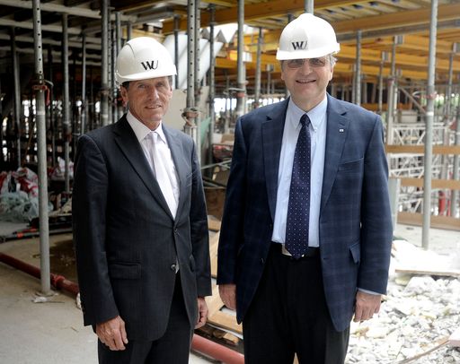 Wissenschafts- und Forschungsminister Dr. Karlheinz Töchterle und der Rektor der Wirtschaftsuniversität Wien, Univ. Prof. Christoph Badelt, beim gemeinsamen Besuch der Baustelle des neuen Campus der Wirtschaftsuniversität Wien