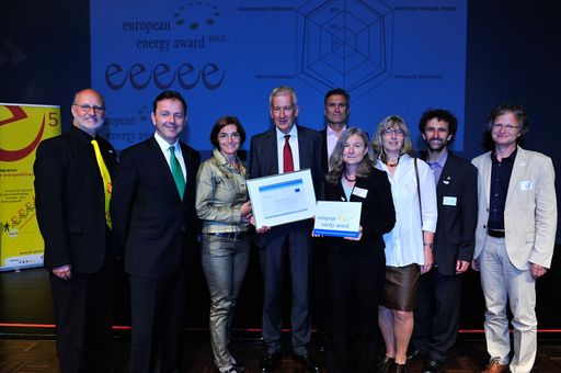 Die Vorarlberger Gemeinde Feldkirch (im Bild) wurde als herausragende Gemeinde von Minister Berlakovich mit dem "European Energy Award" in Gold ausgezeichnet. Im Bild v.l.n.r.: Karl Heinz Kaspar - e5 Programmleitung Energieinstitut Vorarlberg, Bundesminister Nikolaus Berlakovich, Landesrätin Beate Prettner - Energiereferentin des Landes Kärnten, Bgm. Wilfried Berchtold, Gabor Mödlagl, Claudia Hämmerle, Marlene Thalhammer, Helmut Strasser - e5 Obmann Österreich, Adi Groß - Amt der Vorarlberger Landesregierung